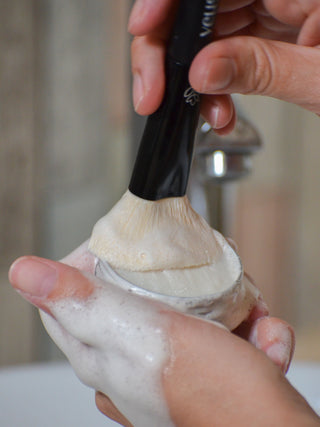 ¿Con qué deberías lavar tus brochas de maquillaje?